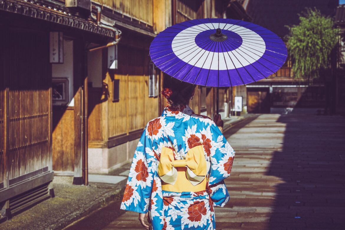 Kanazawa ひがし茶屋街と着物姿の女性 Woman in kimono strolling through the historic street in Higashi Chaya District to experience Kanazawa culture