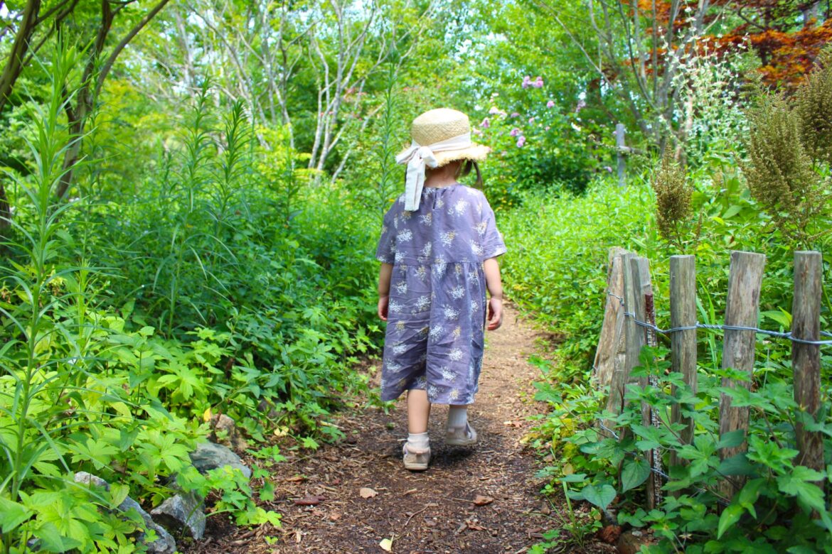 Totoro 子ども 散歩 探検 A little girl walking on a path looking for Totoro